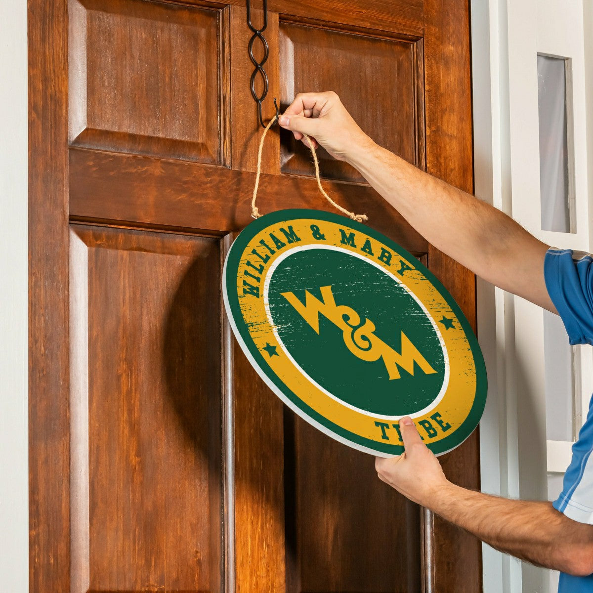 William & Mary Round Door Décor with Hanging Rope, 18x18, Collegiate, Home